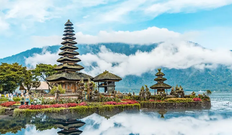 Ulun Danu Beratan Temple beside the lake, Bali
